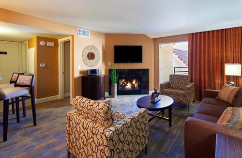 Las Vegas Hotel | Las Vegas Lights Await – 3 Modern Villa w/Balcony + Pools & Arcade Fun
