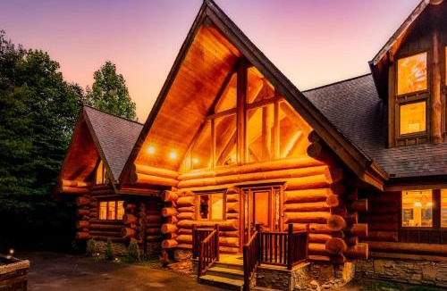Pittman Center Ski Chalet | LeConte View - Lodge -Theater- August Deals-Views-GameRm-FirePit-HotTub