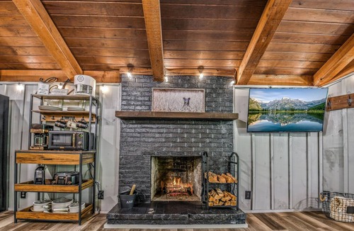 Townsend Cabin | Light'n Bug Bungalow 1 Bedroom Cabin by RedAwning