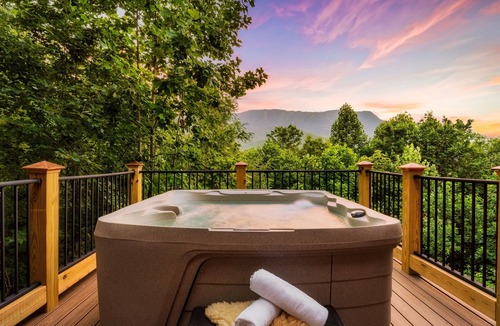 Pittman Center Cabin | Lodge | Views | JulyDeals | GmRm| HotTub | FirePit