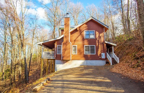Chalet Village Cabin | Log Heaven PET-FRIENDLY, BEAR SIGHTING, HOT TUB!