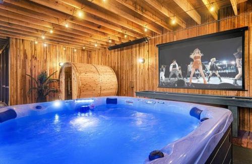 Mars Hill Villa | Longhaus: Modern Minimalist Luxury Home: Firepit, outdoor kitchen, pets