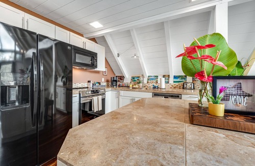 Kapoho House | Lovely and remodeled A-frame home with balcony - near the beach