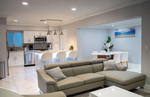Driftwood House | Luxe Oasis with Pool, Hot Tub and Sauna close to HARD ROCK CASINO