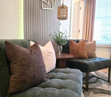 Garden Hills Apartment | Luxe Suite - Comfort - King Bed and Free Parking