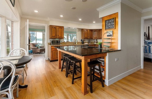 Marion House | Luxurious Peninsula Property ~ Best View On LOE - Hot Tub/Kayaks/paddleboards
