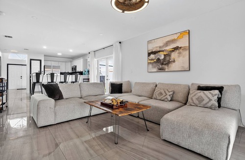 Miami Gardens House | Luxury 3BR-2 1/2 Bath w/Patio Entertainment area