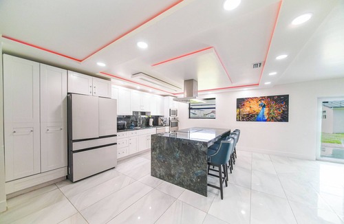 Tamiami House | Luxury 4BR Villa Hot Tubs Billiard & Private Gym, your private entertainment.
