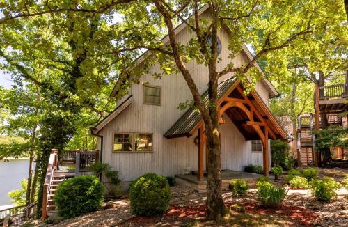 Goreville House | Luxury 6BR Waterfront Home on Lake of Egypt