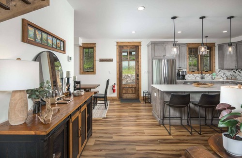 Elk Park Cabin | Luxury Eagles Nest Lodge: Hot Tub, Game Loft, Fire Pit, & Year-Round Panoramic Views!