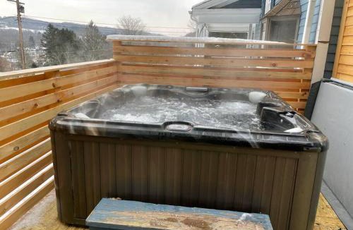 Jeffersonville House | Luxury Estate with Wood Stove and Hot Tub - Dancing Doe Estate