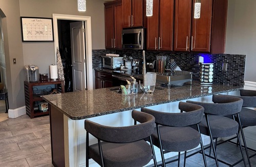 Church Street House | Luxury Group Retreat Near Airport — Sleeps 12+,Great for World Cup Travelers