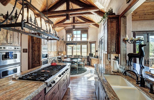 The Highlands House | Luxury Home, Massive Views, Pool Table, Hot Tub, Nordic Skiing and Golf