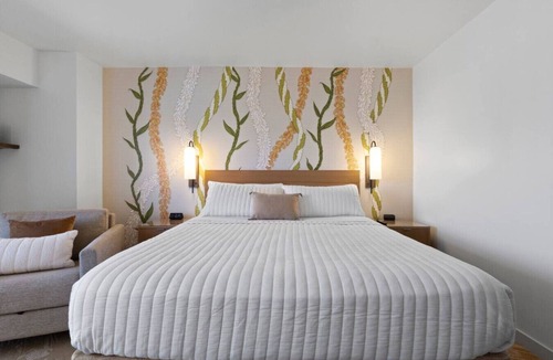 Ala Moana Bed & Breakfast | Luxury Hotel Suite-24th Floor, Ocean & City Views