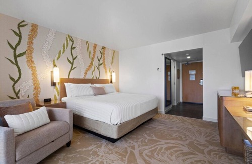 Ala Moana Bed & Breakfast | Luxury Hotel Suite-24th Floor, Ocean & City Views