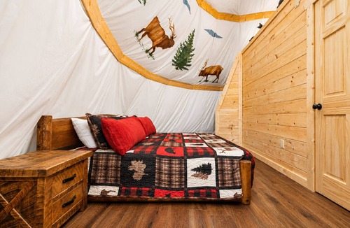 Pigeon Forge Resort | Luxury King Tepee Cabin, Parkside Resort Pigeon Forge Near Dollywood