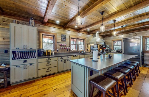Greenville Cabin | Luxury Lakeside | Downtown Sleeps 17 w Hot Tub Sauna SxS Bar Boat Slips Trail Access Games EV-C AC Kayaks/Paddleboards