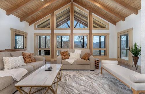 Laurel Ridge House | Luxury Log Cabin with lake view