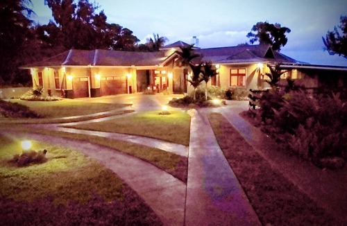 Hakalau House | Luxury Oceanfront Apartment Gated Cliffside Estate - Solar - Beach 10m walk