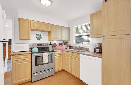 Delray Beach Cottage | Luxury Retreat - Private Pool Cottage in Delray Beach – Walk to Ave