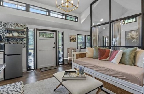 Camden House | Luxury Tiny Home + Fast Wi-Fi + Near the Tennessee River + Garden Tub