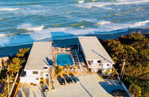 Claytons Hotel | Melbourne Beach Resort & Surf Club