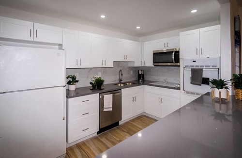 Sunny Isles Beach Apartment | Miami Condo Sleeps 6+ Walk to Beach + FREE Parking Beach, Sun & FUN