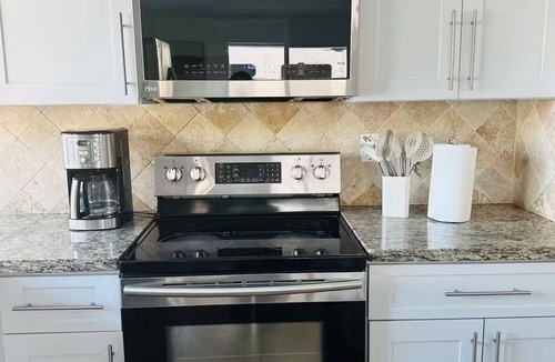 Highland Lakes Villa | ★Miami Spacious Retreat 10 ninutes to Ocean BBQ Pool Firepit Sleeps 20+★
