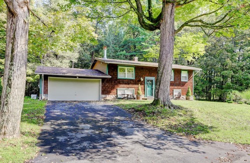 Woodstock House | Mid-Century Modern House Convenient to All that Woodstock has to Offer.