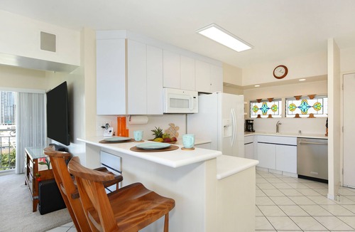 Waikiki Condo | Million-Dollar Ocean Views! Steps from Beach! Full Kitchen