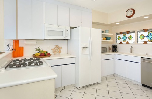 Waikiki Condo | Million-Dollar Ocean Views! Steps from Beach! Full Kitchen