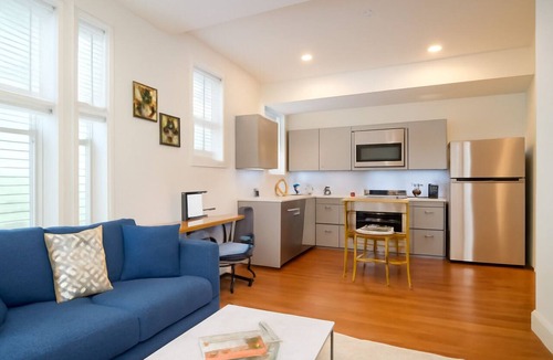 Corn Hill House | Modern 1BD/1BA apartment in the heart of Cornhill featuring high-speed WiFi, smart TV, and a fully equipped kitchen. Perfect blend of comfort and convenience in one of Rochester’s most charming neighborhoods.