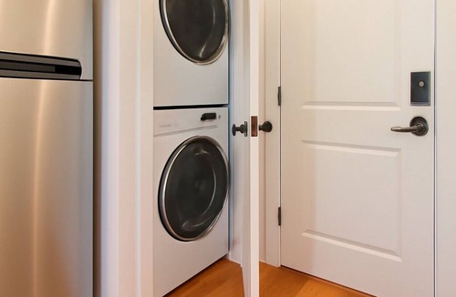 Corn Hill House | Modern 1BD/1BA apartment in the heart of Cornhill featuring high-speed WiFi, smart TV, and a fully equipped kitchen. Perfect blend of comfort and convenience in one of Rochester’s most charming neighborhoods.