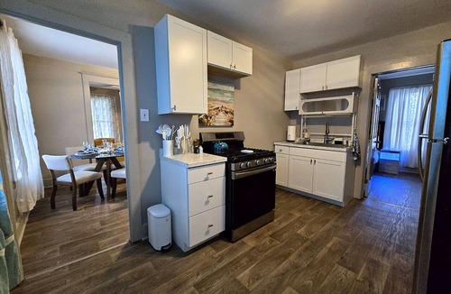 Utica Apartment | Modern 2BR Apartment with Office Near Wynn Hospital