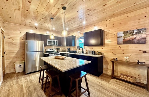 Town of Webb House | Modern ADK-style 3-bedroom house in Old Forge with AC, WiFi, Pool! Walk to town!