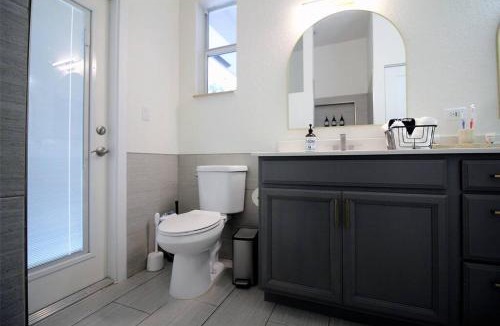 Dania Beach House | Modern & Bright Retreat by the Beach, Airport & Casino! Pool & Jacuzzi!