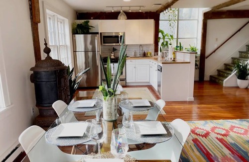 Flemington Cottage | Modern carriage house, renovated w beautiful views - Sleeps 6