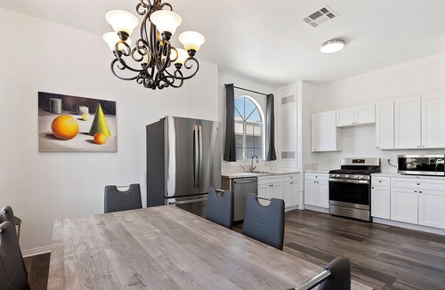 NoHo Arts District Apartment | Modern gated 4bedroom 2bath unit in Los Angeles by Universal Studio & Hollywood
