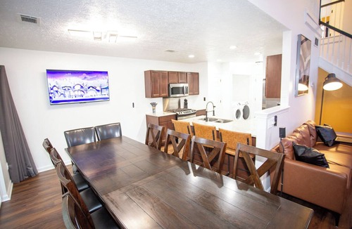 Covington House | Modern Gathering House - Fire Pit - Ice Coffee - Near Atlanta - Sleeps 8