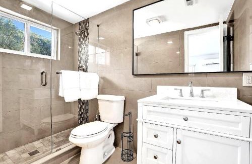 Mango Groves Apartment | Modern Lake Worth Suite 2 Queen & Pool Access