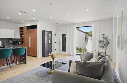 Mar Vista House | Modern Luxurious Dream Home Mar Vista, 4BDRMs, 4Baths, Kid & Pet Friendly, 10min to the beach!