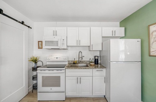 Tropic Apartment | Modern Studio w/Wifi | Near Arts District + River