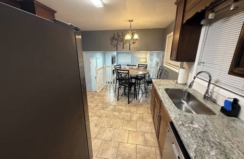Decatur House | Modern Vintage w/Pool Table - 4BR|6BD Sleeps 12