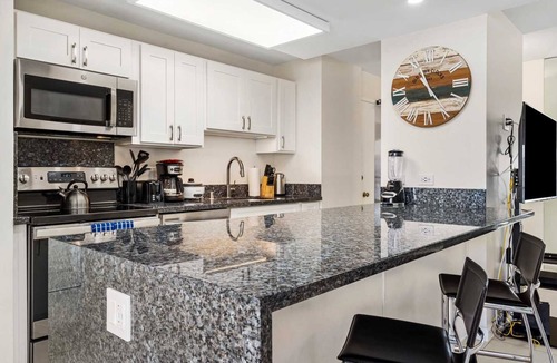 Waikiki Condo | Monthly Discovery Bay 3717 Mountain/City Views 2 Bd 1Ba 2 Queen Beds