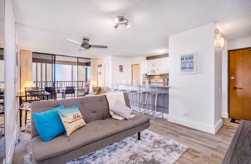 Waikiki Condo | Monthly- Discovery Bay 2203 Ocean/Sunset/Marina/City Views - Q Bed/Twin Sofabed