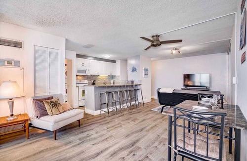 Waikiki Condo | Monthly- Discovery Bay 2203 Ocean/Sunset/Marina/City Views - Q Bed/Twin Sofabed