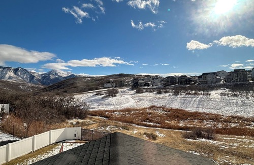 Draper House | Mountain Estate l Spa & Stream by house l Hike, Mountain Bike & Ski mins away