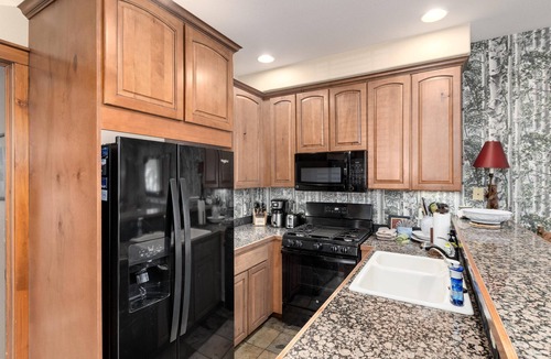 Four O'Clock House | Mountain Living at its Finest! Ski-In-and-Out, Pvt Hot Tub, Jacuzzi, Sleeps 9