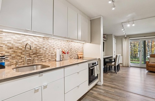 Killington Condo | Mountain-Modern Professionally Decorated Retreat with Ski Back Access & A/C The Killington golf course and Green Mountain National Golf Course are just a few minutes from this location. 2 Free Day Passes to Killington Rec Center Pool. (diving board