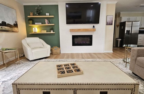 Ashley Oaks House | Mountain Vibe, Dog Friendly, 2 Kitchens, 2 Living Rooms, Sleeps 10, 1900 sq ft
